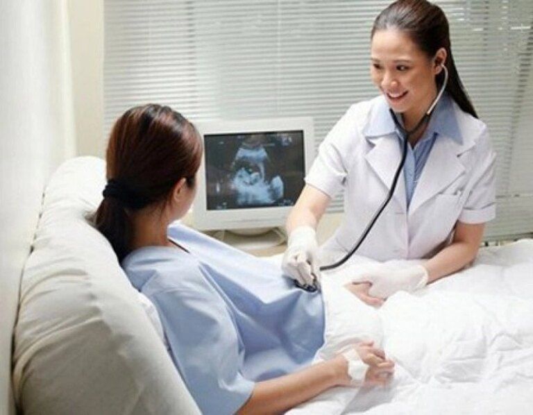 Chế độ dinh dưỡng giàu chất xơ và lối sống vận động nhẹ nhàng giúp mẹ bầu giảm bớt các cơn đau bụng do tiêu hóa
