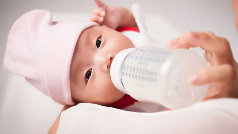 Sữa công thức và sữa mẹ: cần phân biệt và uống cách nhau trong bao lâu?