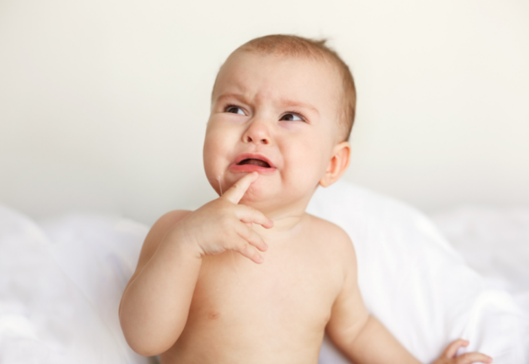 Việc theo dõi biểu đồ tăng trưởng chiều cao và cân nặng là bước quan trọng để bác sĩ nhi khoa phát hiện sớm các bất thường nội tiết ở trẻ nhỏ