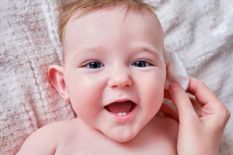 Bổ sung Vitamin và vệ sinh đúng, massage cách giúp trẻ giảm tình trạng khó chịu