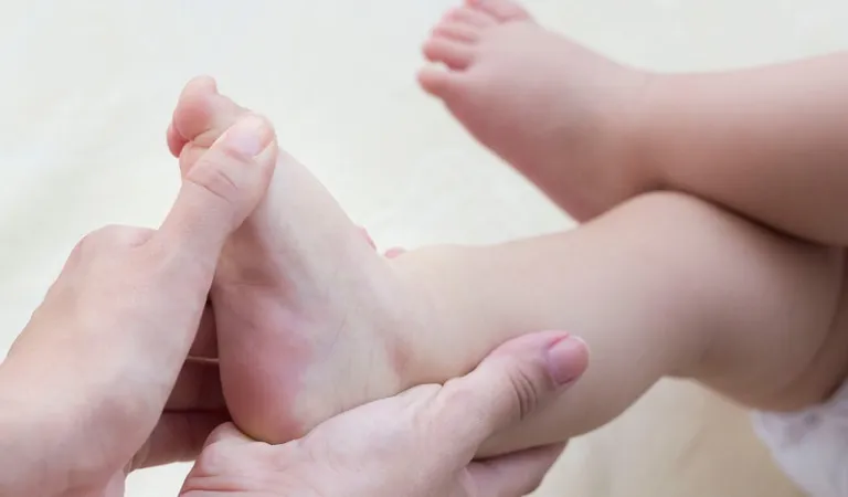 Lót giày chỉnh hình được đo đạc theo kích thước chân cụ thể nhằm tạo vòm nhân tạo và nâng đỡ trục cổ chân