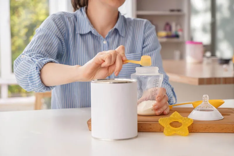 Sữa công thức và sữa mẹ: cần phân biệt và uống cách nhau trong bao lâu?