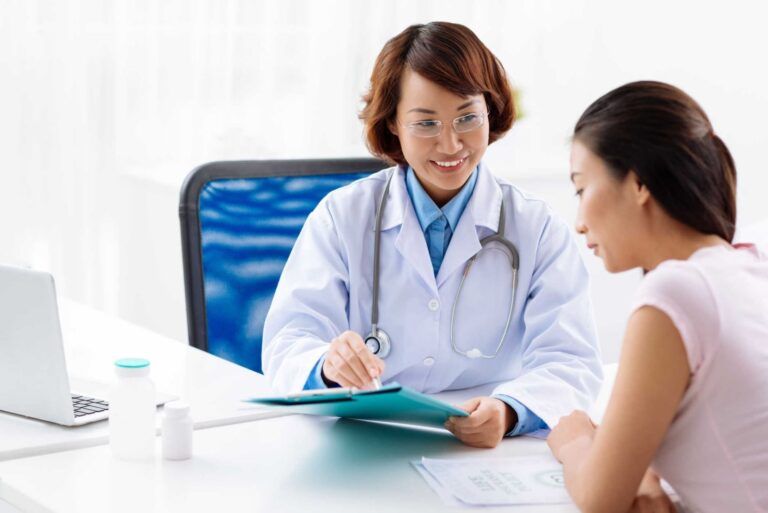 Tư vấn bác sĩ là bước quan trọng sau khi nhận kết quả xét nghiệm gan 