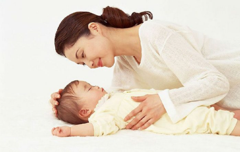Bổ sung đủ nước giúp cơ thể trẻ duy trì cân bằng điện giải
