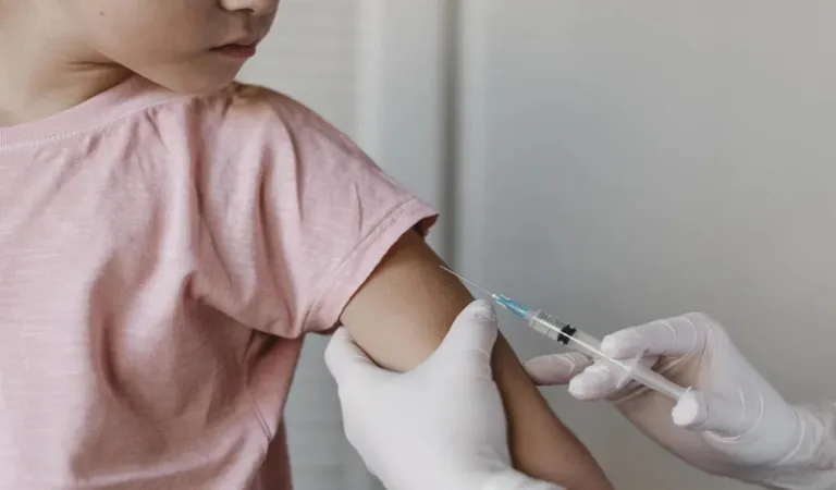 Mẹ nên ôm ấp và cho bé bú nhiều hơn để trấn an tinh thần của trẻ