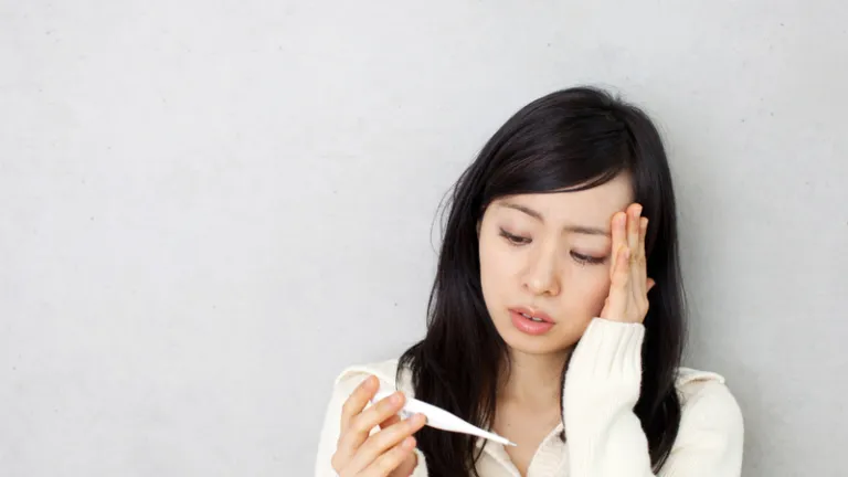 Bác sĩ nhi khoa kiểm tra sức khỏe cho trẻ trước và sau khi tiêm chủng