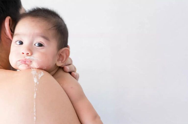 Hình minh họa khám và điều trị trào ngược ở trẻ